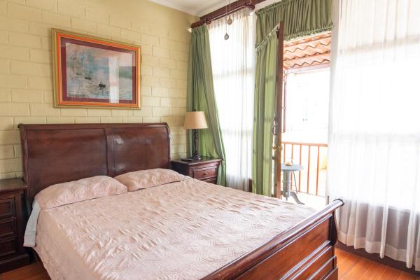 Na foto é possível ver o objeto Casa Hotel Sura localizado na cidade de Cinco Esquinas.