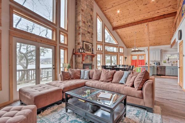 写真にはRoach市にあるPrivate Dock Waterfront Gem on Lake of the Ozarksが写っています。