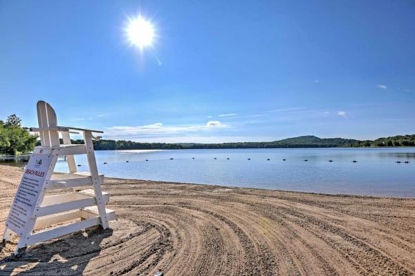 Happy Place By The Lake W/ Fire Pit: Walk To Beach - Pocono Mountains, PA