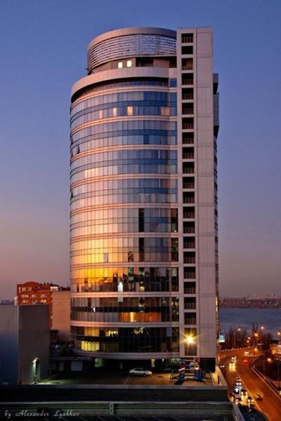 Na foto é possível ver o objeto Seven Eleven Most City Hotel&SKYTECH localizado na cidade de Dnipro.