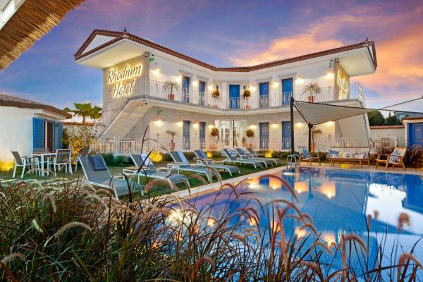 På billedet ses objektet Rhodium Hotel Alaçatı beliggende i byen Alaçatı.
