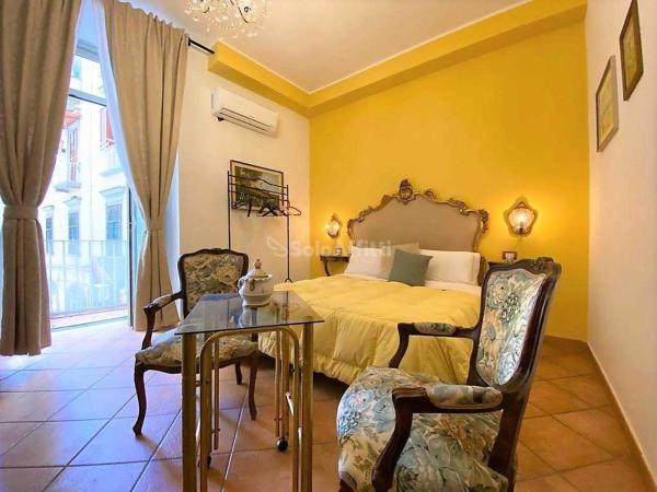 Na foto é possível ver o objeto B&B Donna Anna localizado na cidade de Naples.