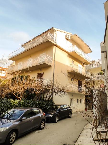 A la foto es mostra l'objecte Apartman Riva K situat a la ciutat de Podgora.