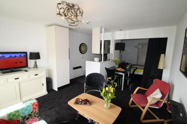 Foto 5: AMELAND-Appartement ZEEDUIN, eigen KEUKEN, Zonnig TERRAS, Verwarmd ZWEMBAD, nabij DORP, DUINEN en STRAND