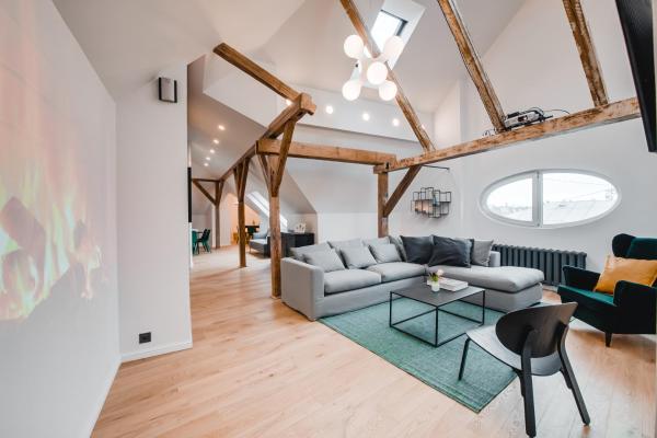 Big Design Apt - Sleeps 12 - Best Location, Rīga