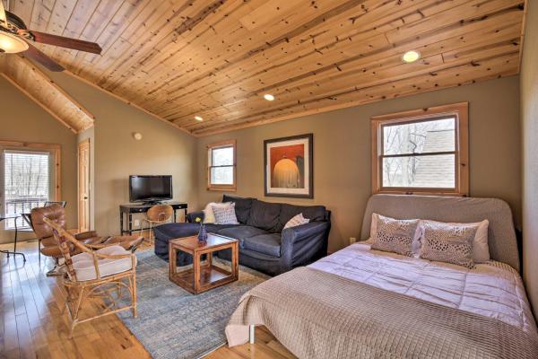 La photo montre l'objet Cozy Hayesville Couples Getaway with Marina Access! situé dans la ville de Elf.