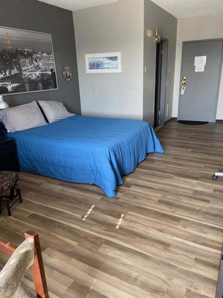 The photo shows the Motel Populaire located in the city of Trois-Rivières.