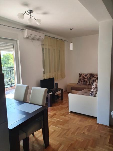 A la foto es mostra l'objecte Apartman Nidžo situat a la ciutat de Trebinje.
