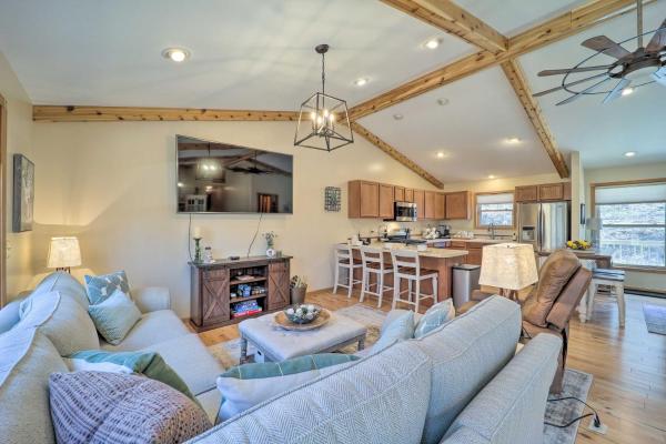 A la foto es mostra l'objecte 2 Mi to Beech Mtn: Family Retreat w/ Fire Pit situat a la ciutat de Beech Mountain.