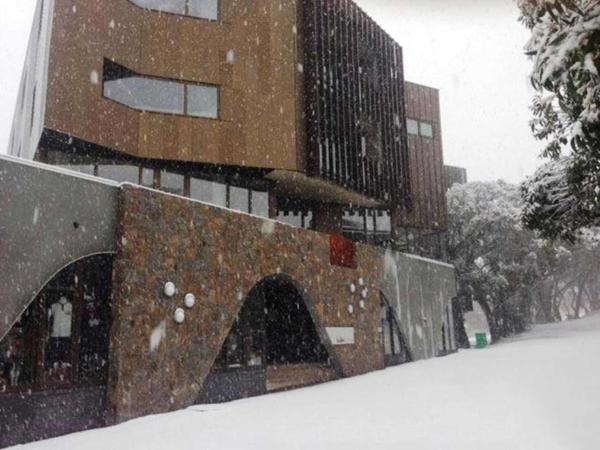 På billedet ses objektet Buller Central Hotel beliggende i byen Mount Buller.