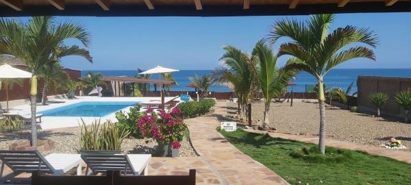 The photo shows the Guille Bungalows located in the city of Plateritos.