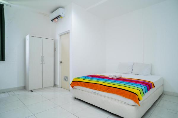A la foto es mostra l'objecte Living Kost Syariah At Alam Sutera RedPartner situat a la ciutat de Dongkal.