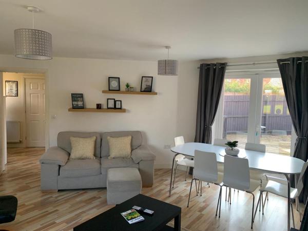 Spacious 3-br Stay With Comfort & Parking - Staffordshire