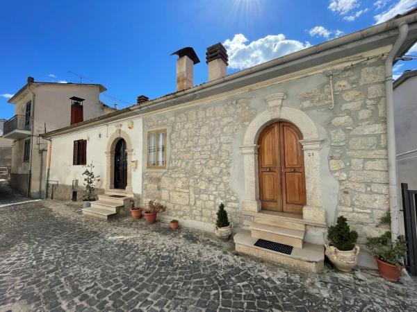 A la foto es mostra l'objecte Casa Jolanda situat a la ciutat de Acquaviva dʼIsernia.