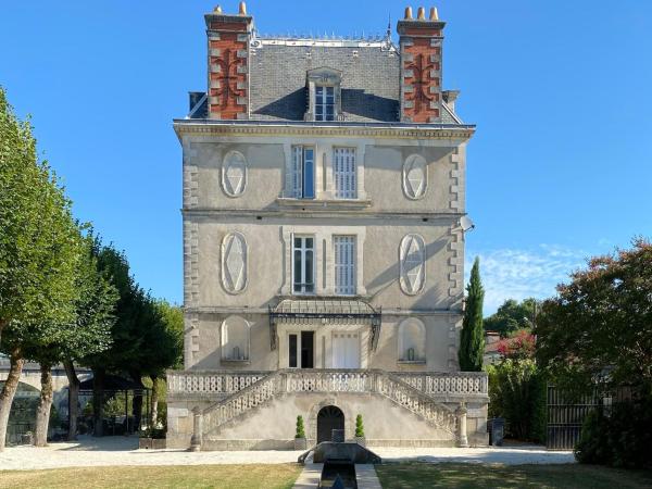 A la foto es mostra l'objecte Stunning Chateau on the river bank in Saint Astier situat a la ciutat de Saint-Astier.