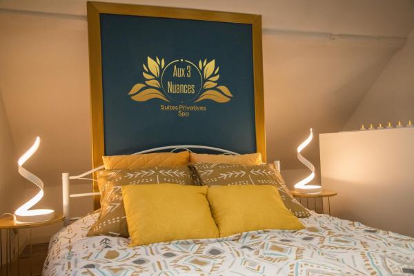 På billedet ses objektet Aux 3 Nuances Suites Privatives & Spa beliggende i byen Calais.