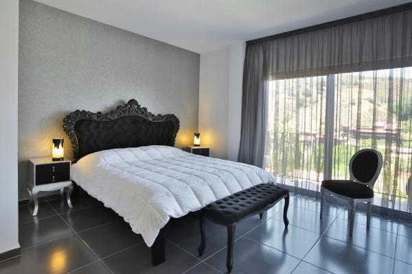 På bildet vises objektet Crystal Hotel som ligger i byen Kakopetriá.