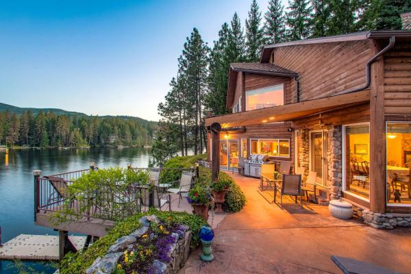 A la foto es mostra l'objecte Riverfront Estate situat a la ciutat de Post Falls.