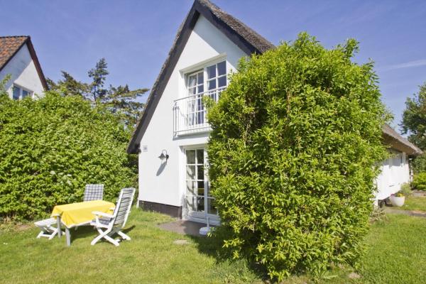 The photo shows the strandnahe Idylle am Meer, private Badestelle mit Strandkorb - Gutshof Ostseeblick FeWo Nr 01 located in the city of Neuendorf.