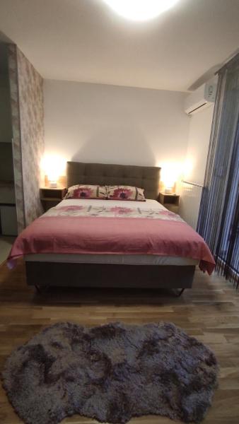 Na fotografii je vidět objekt M&I Apartment nacházející se ve městě Vrltići.