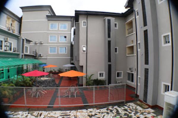 Na fotografii je vidět objekt All Seasons Hotel-apartment nacházející se ve městě Umu Oma.