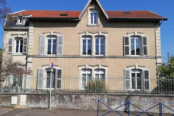 A la foto es mostra l'objecte Superbe logement dans une maison de caractère situat a la ciutat de Écrouves.