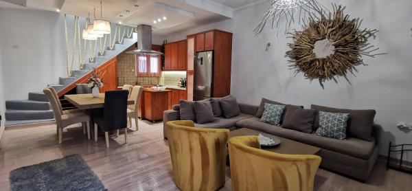 A la foto es mostra l'objecte Alexandra's Home situat a la ciutat de Fira.