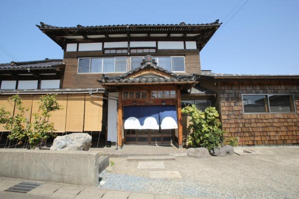 The photo shows the やどバーTATSUJi located in the city of Joetsu.