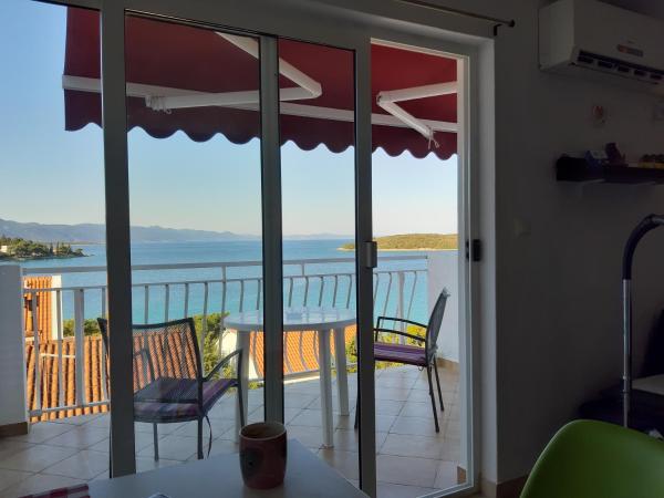 A la foto es mostra l'objecte Blue sea blue sky situat a la ciutat de Lovište.