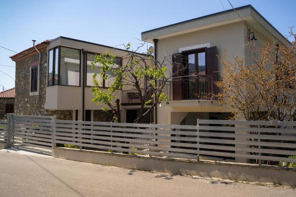 The photo shows the Il Madrigale - Agriturismo B&B located in the city of Cosentini.