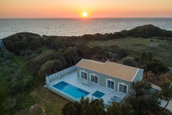 Na zdjęciu widoczny jest obiekt Villa Alonaki Bay położony w mieście Halikounas.