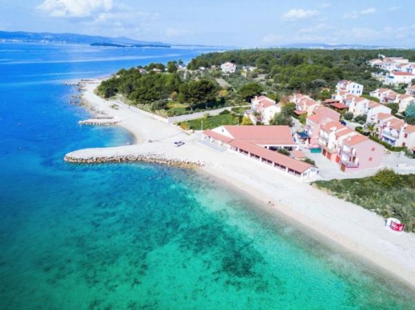 A la foto es mostra l'objecte Vamos a la Playa situat a la ciutat de Biograd na Moru.
