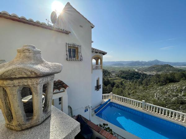 Na zdjęciu widoczny jest obiekt Villa Arturo Tossal Gross położony w mieście Castillo del Reboller.