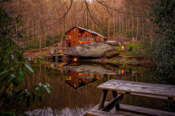 A la foto es mostra l'objecte Serene mountain getaway, Hot Tub, Sauna, Lake View, Swim, Fish, Hiking, EV plugin situat a la ciutat de Boone.
