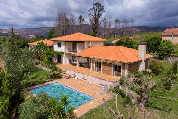 Na zdjęciu widoczny jest obiekt PONTE DE LIMA - VILLA OLIVAL - au calme, climatisée et chauffée - Piscine privée entre mer et montagne położony w mieście Canadelo.