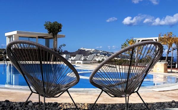 A la foto es mostra l'objecte Santorini Mesotopos situat a la ciutat de Fira.