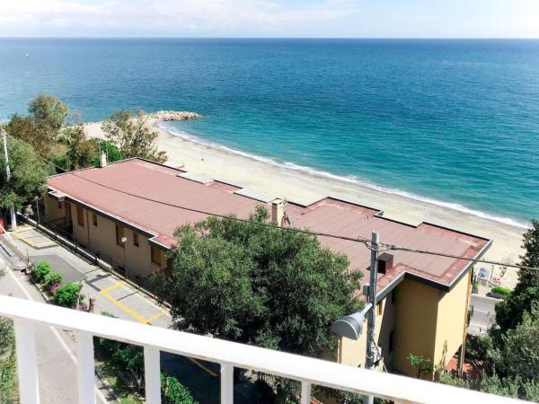Na zdjęciu widoczny jest obiekt Holiday Home Giorgia - BGB100 by Interhome położony w mieście Bergeggi.