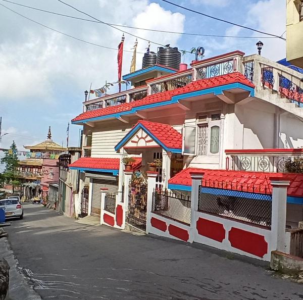 A la foto es mostra l'objecte B&B Homestay situat a la ciutat de Ghum.