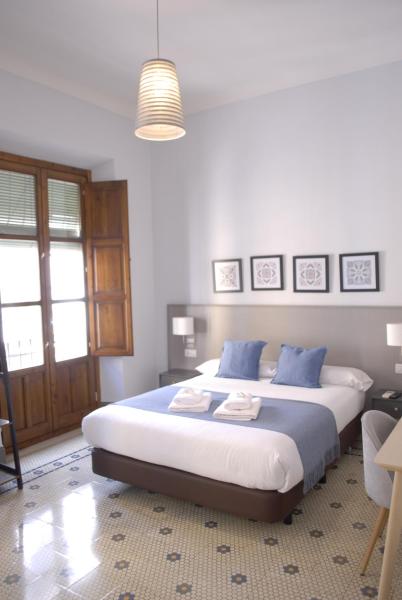 Na zdjęciu widoczny jest obiekt La Perla Granada Suites położony w mieście Grenada.