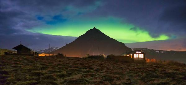 En la foto se muestra el objeto Lava House on the Ocean ubicado en la ciudad de Hellnar.