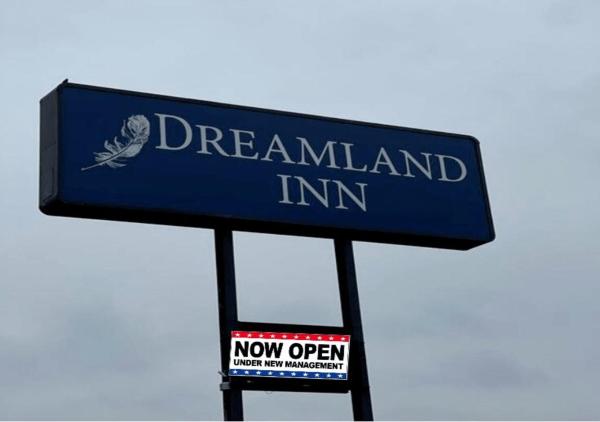 En la foto se muestra el objeto Dreamland Inn ubicado en la ciudad de Shell Lake.