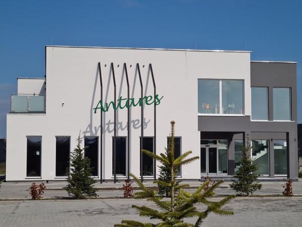Na zdjęciu widoczny jest obiekt Hotel ANTARES położony w mieście Huta.