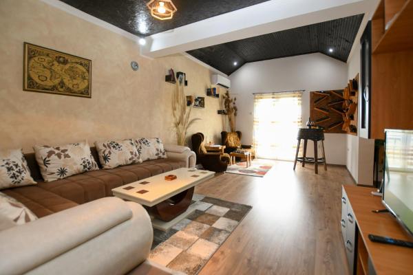 A la foto es mostra l'objecte Apartman Pejović situat a la ciutat de Davidovac.