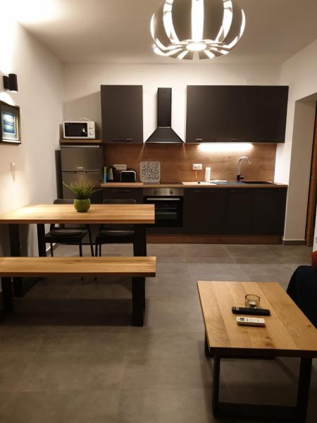 Na foto é possível ver o objeto Assato Apartments localizado na cidade de Vodice.