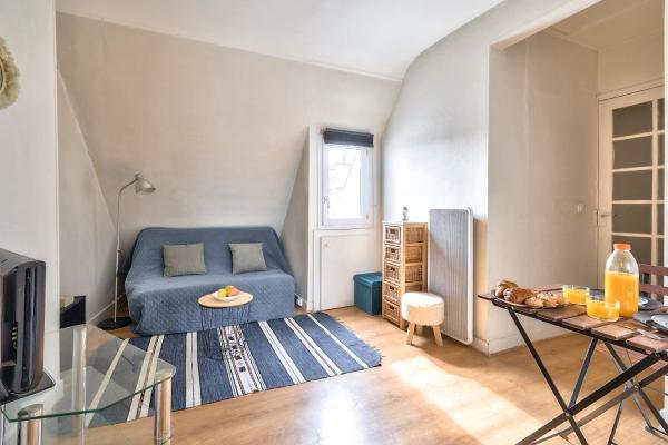 New Parisian Studio with View in the Central 11th, París