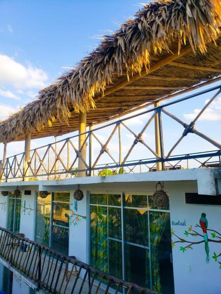 Na zdjęciu widoczny jest obiekt La Casa de las Aves położony w mieście Bacalar.