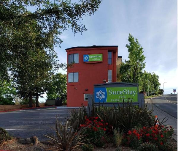 Auf dem Foto ist das Objekt SureStay Hotel by Best Western Vallejo Napa Valley in der Stadt Vallejo zu sehen.