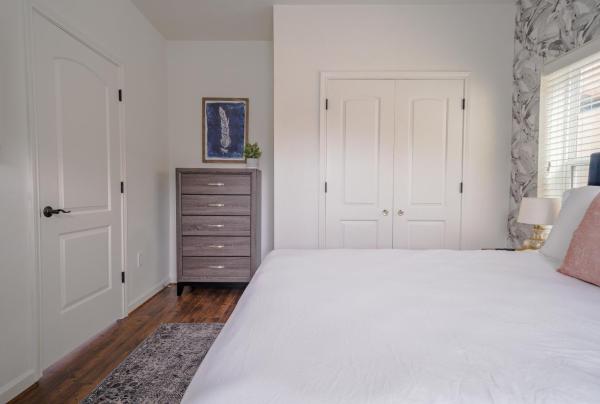 Unit 1 - Spacious & Renovated Apt Home in the City's Action的照片8