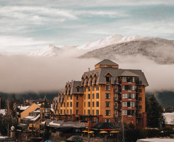 På billedet ses objektet Sundial Hotel beliggende i byen Whistler.