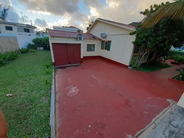 The photo shows the Casa Caramba located in the city of Praia do Tofo.